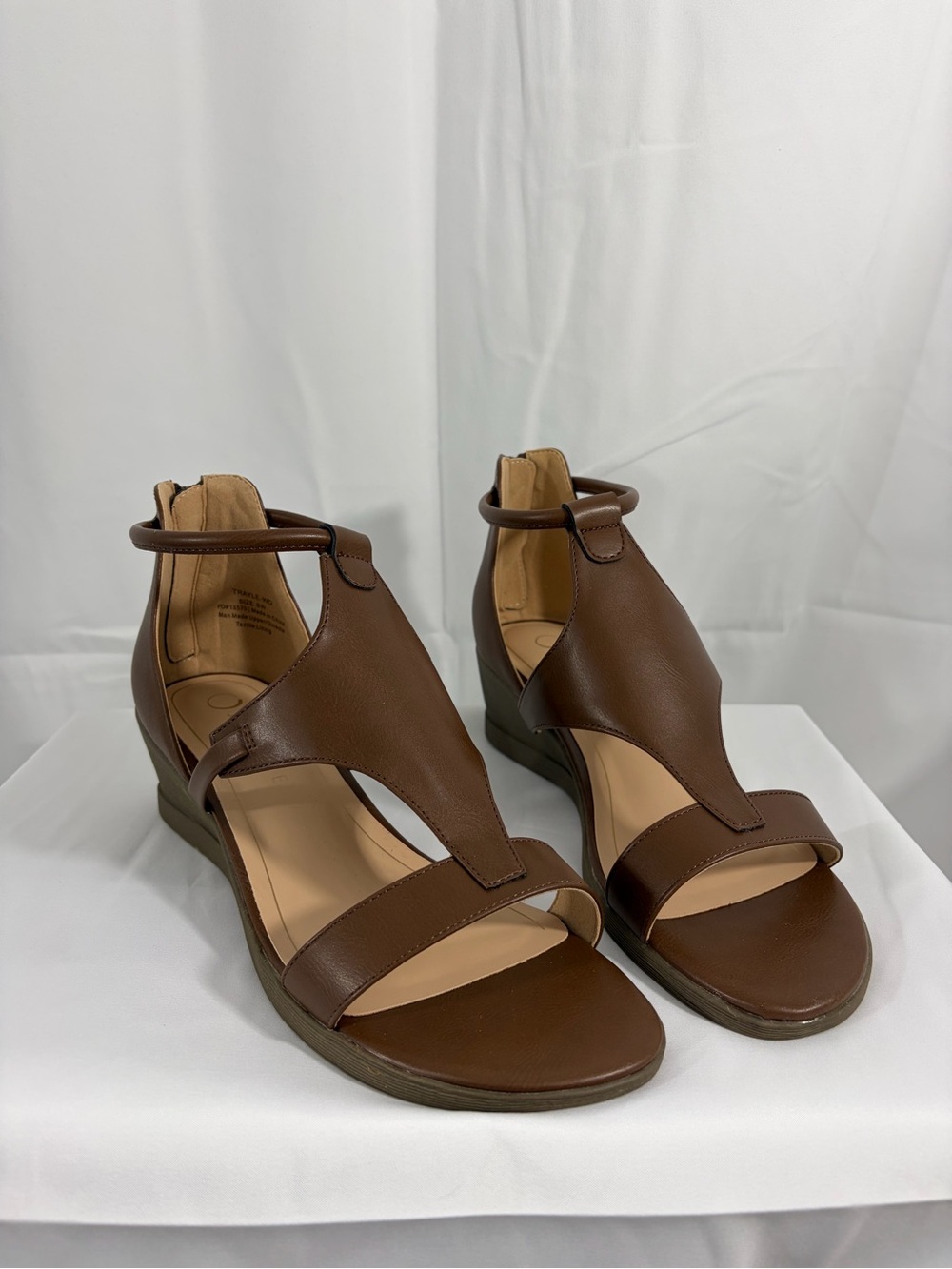 NWT Journee Collection Women's Size 8W Brown Leather 2 Inch Wedge Sandals